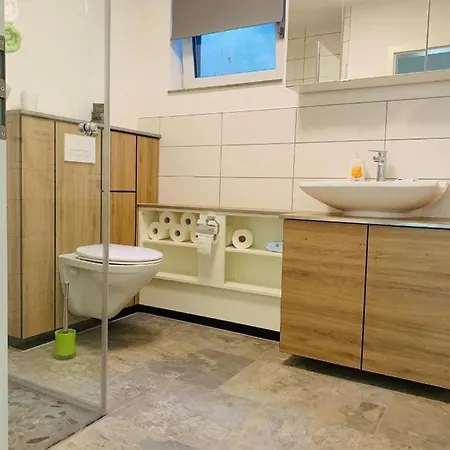 Firmen & Brecht 1 Apartman *